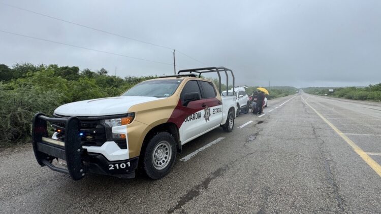 Guardia Estatal auxilia a conductora varada en carretera de Abasolo durante operativo de vigilancia