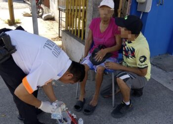 Tránsito Estatal auxilia a adulta mayor tras sufrir caída en Libramiento Naciones Unidas