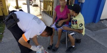 Tránsito Estatal auxilia a adulta mayor tras sufrir caída en Libramiento Naciones Unidas