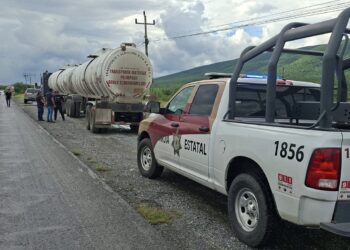 Derrame de combustible en la Victoria-Monterrey provoca alerta; autoridades piden extremar precauciones