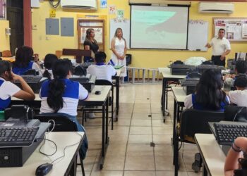 DEMA refuerza prevención del delito en secundarias de Matamoros con pláticas sobre acoso escolar