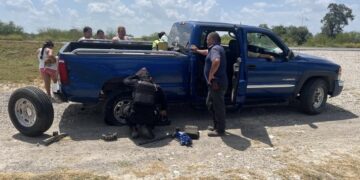 Guardia Estatal brinda apoyo a familia varada en carretera de Soto la Marina