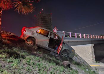 Conductor pierde el control y termina fuera de la cinta asfáltica