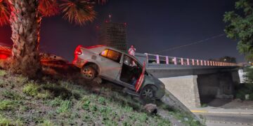 Conductor pierde el control y termina fuera de la cinta asfáltica