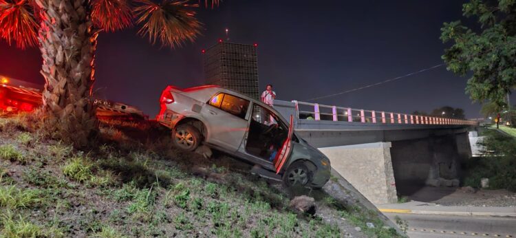 Conductor pierde el control y termina fuera de la cinta asfáltica