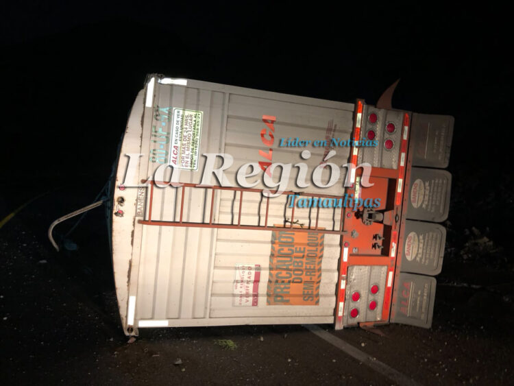 Tráiler pierde uno de sus remolques tras evitar choque frontal en rumbo nuevo