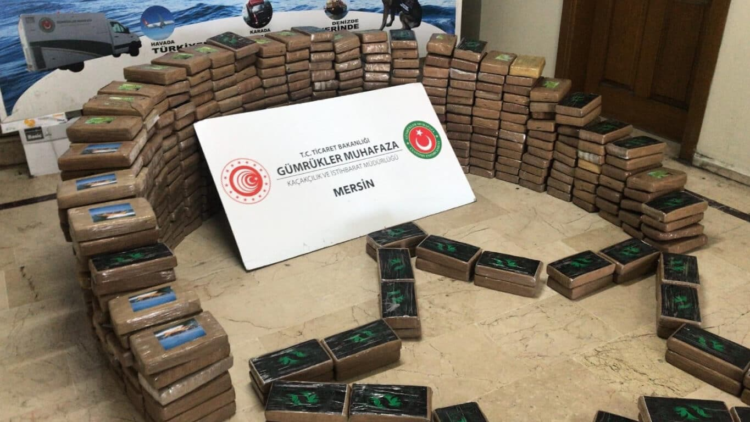Reportan decomiso de cocaína oculta en cargamento de banano vinculado a empresa de la familia de Daniel Noboa en Turquía