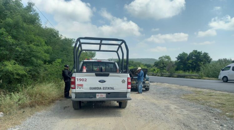 Guardia Estatal auxilia a familia varada en carretera mientras trasladaba a una adulta mayor al hospital