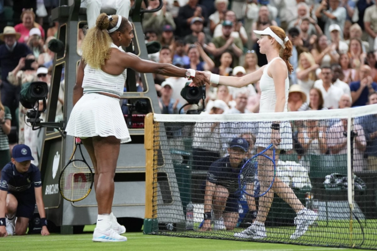 Serena Williams regresa a Wimbledon y cae en un duelo histórico ante la joven Maya Joint