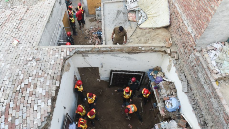 Tragedia en Pakistán: mueren 14 niños tras colapsar techo de centro educativo en Lahore