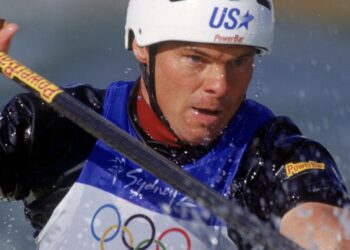 Ex atleta olímpico es acusado de causar daños al Memorial Lincoln en Washington