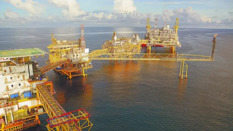 Pemex importa más combustibles de los que exporta en petróleo por primera vez en décadas