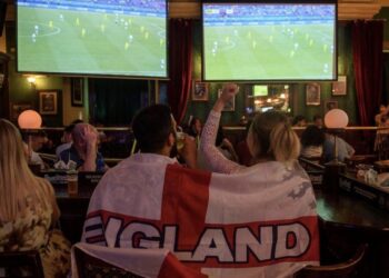 Reino Unido extenderá horario de pubs para que aficionados vean el Inglaterra vs México del Mundial 2026