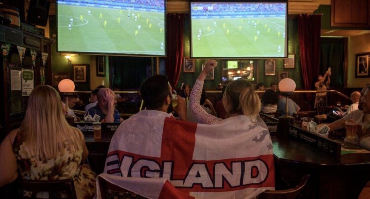Reino Unido extenderá horario de pubs para que aficionados vean el Inglaterra vs México del Mundial 2026