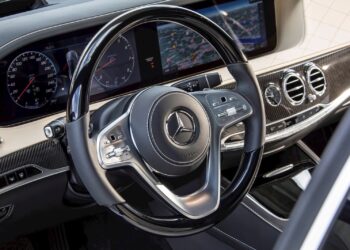 Estalla conflicto laboral en Alemania: protestas masivas frente a plantas de Mercedes-Benz por recortes y ajustes laborales