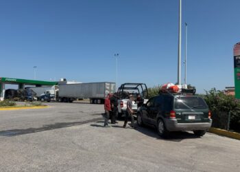 Guardia Estatal auxilia a automovilista varado en la Carretera Federal 83