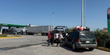 Guardia Estatal auxilia a automovilista varado en la Carretera Federal 83