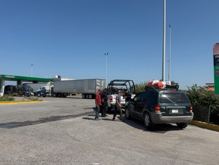 Guardia Estatal auxilia a automovilista varado en la Carretera Federal 83