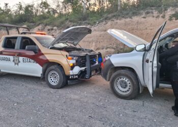 Guardia Estatal auxilia a conductor varado en la Carretera Federal 101 en Palmillas