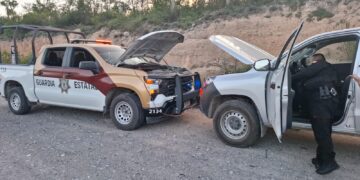 Guardia Estatal auxilia a conductor varado en la Carretera Federal 101 en Palmillas