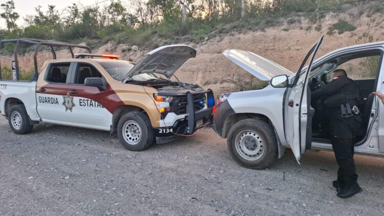 Guardia Estatal auxilia a conductor varado en la Carretera Federal 101 en Palmillas