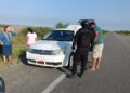 Guardia Estatal auxilia a conductor varado y le ayuda a cambiar un neumático en Soto la Marina