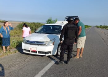 Guardia Estatal auxilia a conductor varado y le ayuda a cambiar un neumático en Soto la Marina