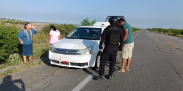 Guardia Estatal auxilia a conductor varado y le ayuda a cambiar un neumático en Soto la Marina