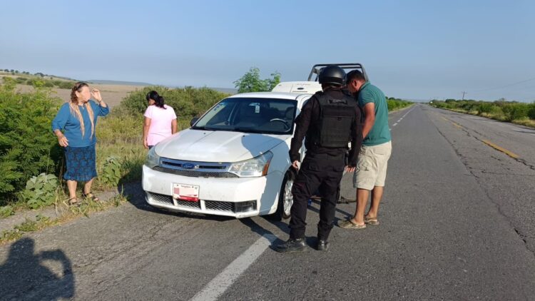 Guardia Estatal auxilia a conductor varado y le ayuda a cambiar un neumático en Soto la Marina