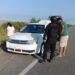 Guardia Estatal auxilia a conductor varado y le ayuda a cambiar un neumático en Soto la Marina