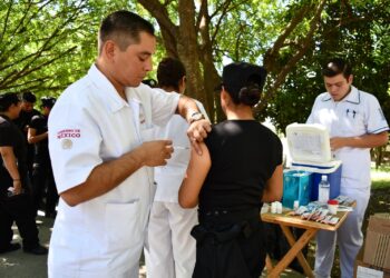 ISSSTE aplica más de 300 vacunas al personal de la SSPT durante jornada de salud en Ciudad Victoria