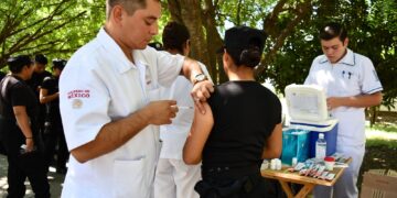ISSSTE aplica más de 300 vacunas al personal de la SSPT durante jornada de salud en Ciudad Victoria