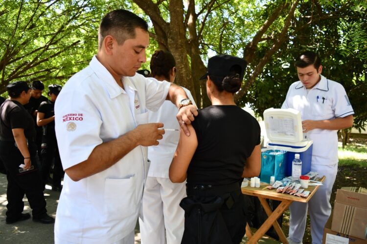 ISSSTE aplica más de 300 vacunas al personal de la SSPT durante jornada de salud en Ciudad Victoria