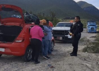 Guardia Estatal de Tamaulipas brinda apoyo humanitario a familia varada en la carretera Victoria–Tula