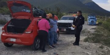 Guardia Estatal de Tamaulipas brinda apoyo humanitario a familia varada en la carretera Victoria–Tula