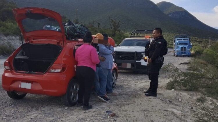 Guardia Estatal de Tamaulipas brinda apoyo humanitario a familia varada en la carretera Victoria–Tula